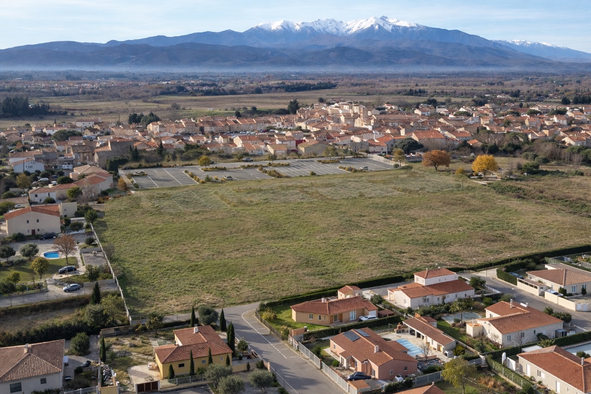 Vue a&eacute;rienne de Corneilla avec le Canigou